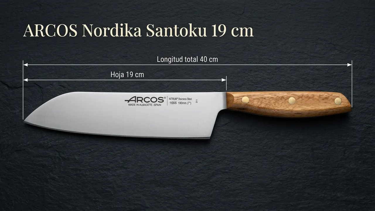 Santoku Arcos Nordika acotado: hoja de 19 cm y 40 cm de longitud total con mango de madera