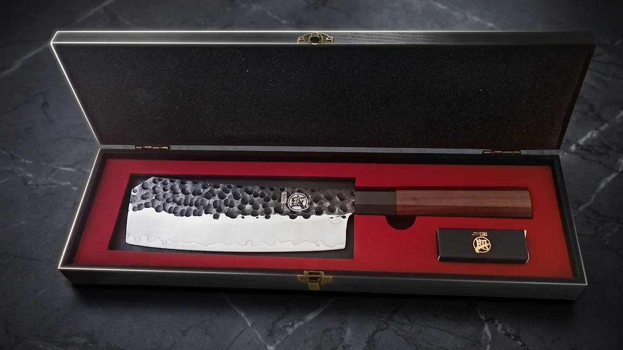 Cuchillo de hueso MITSUMOTO SAKARI de 18,5 cm en su estuche de regalo de madera negra con forro rojo