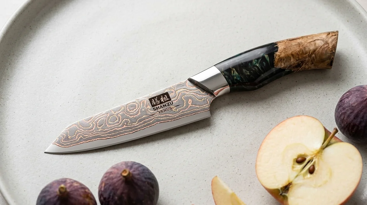 Pelador japonés SHAN ZU serie Venus con hoja de damasco de cobre y mango de resina y arce