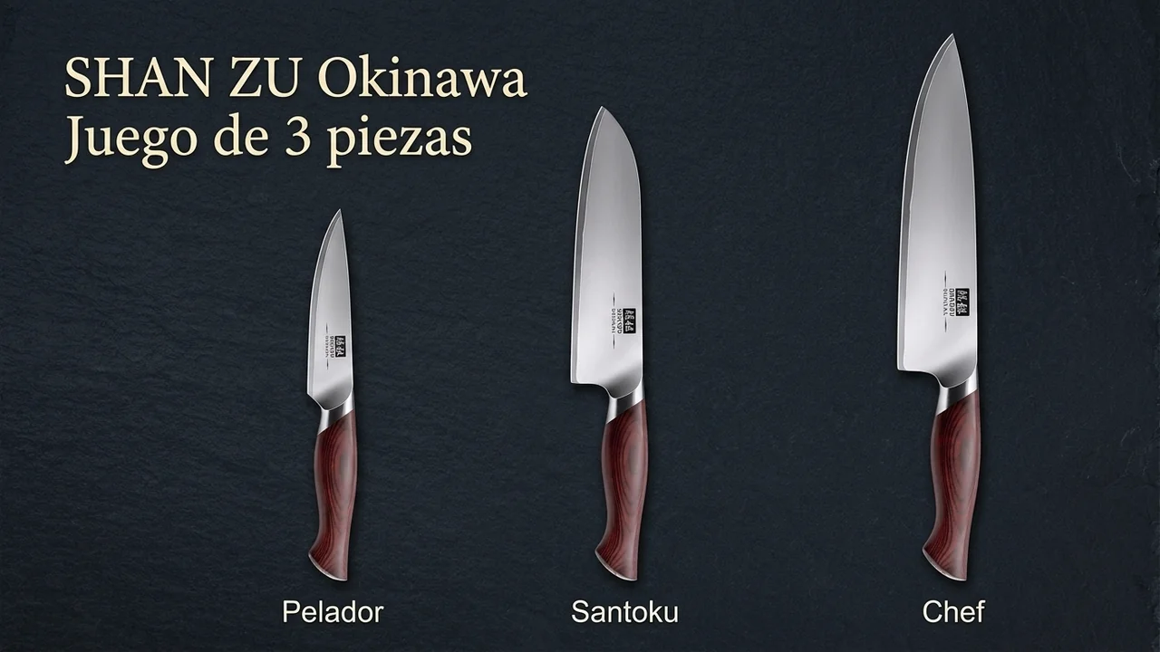 Las tres piezas del juego SHAN ZU Okinawa en fila: pelador, santoku y chef, con mango de pakkawood rojizo