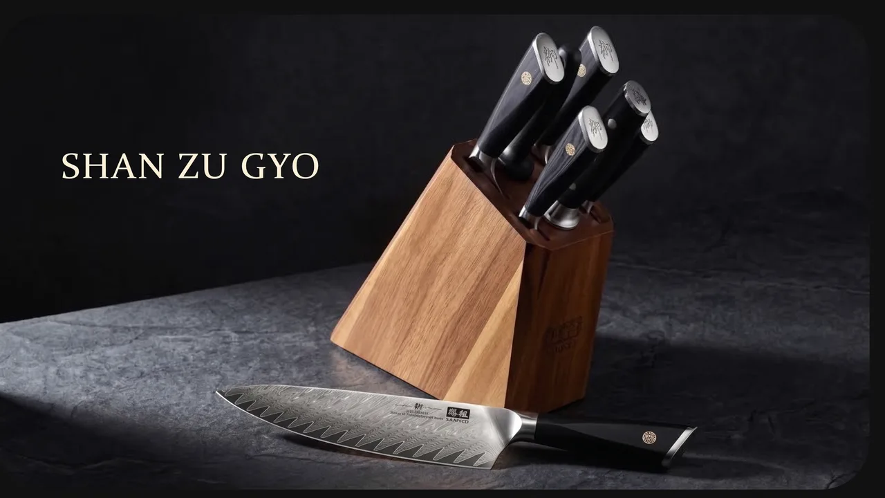 Taco de acacia del juego SHAN ZU GYO con sus seis piezas dentro y el cuchillo de chef de damasco delante
